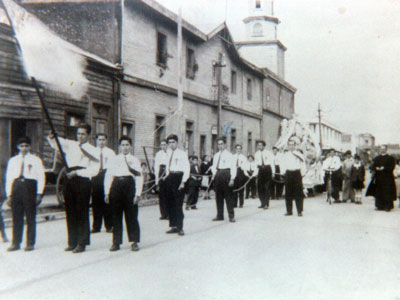 Desfile en Puerto Saavedra, frente a exparroquia